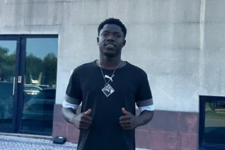 Formado no CFC Tietê/SP, atacante Alioune Mané assina com a Académica de Coimbra, de Portugal