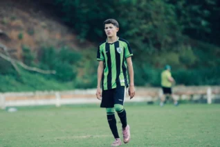 Conheça Toninho, atacante que gosta de jogo grande e é destaque na base do América-MG