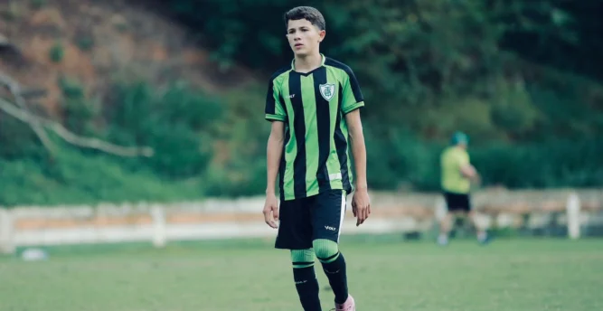 Conheça Toninho, atacante que gosta de jogo grande e é destaque na base do América-MG