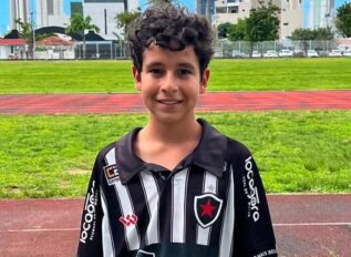 Conexão quadra-campo fortalece iniciação de jovem lateral do Botafogo/PB