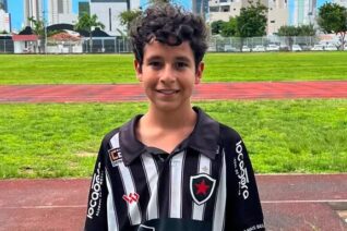Conexão quadra-campo fortalece iniciação de jovem lateral do Botafogo/PB