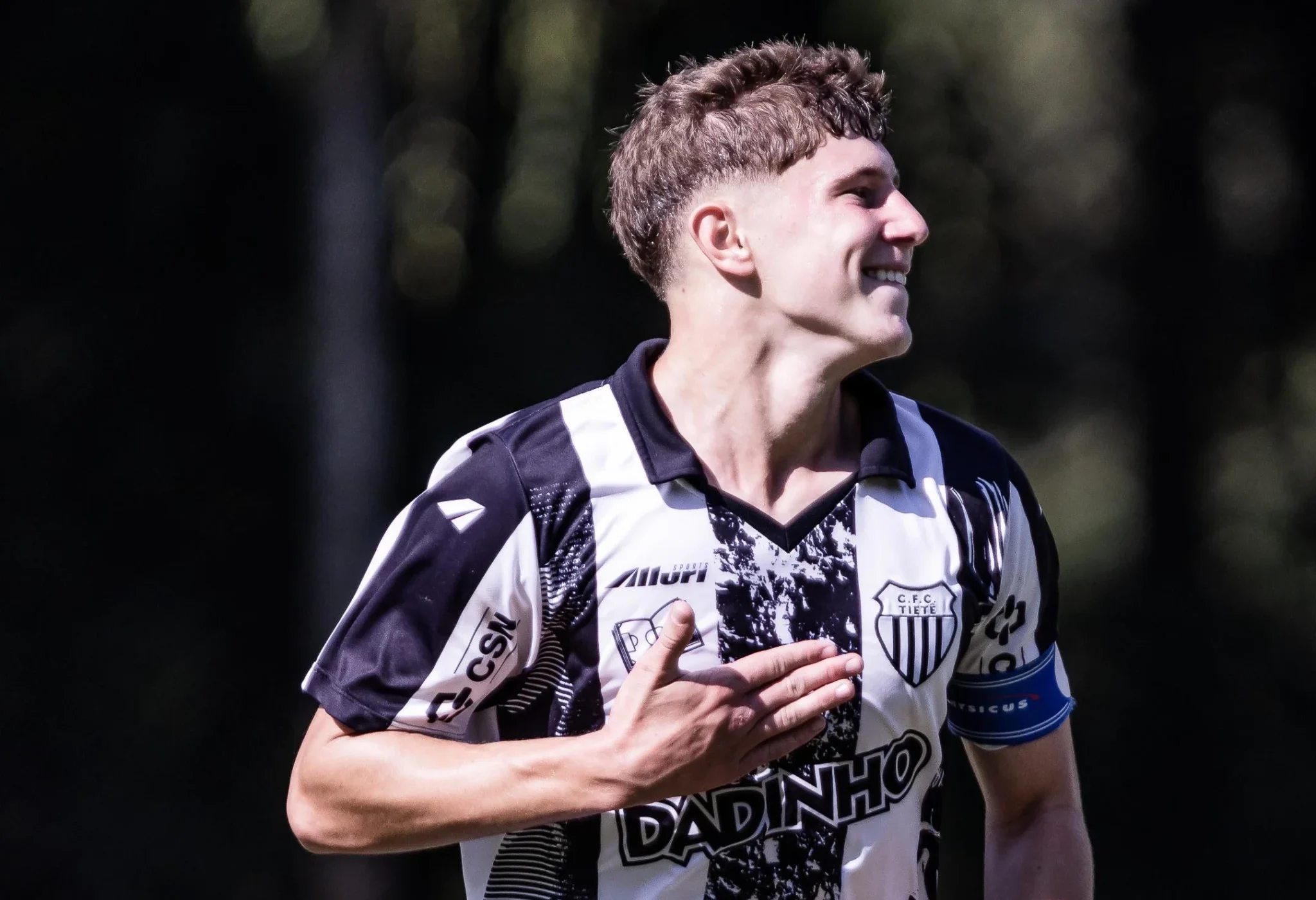 Camisa 10 e faixa: Kauê Borges é um dos destaques da competição com 11 gols (Foto: Renan Camargo)