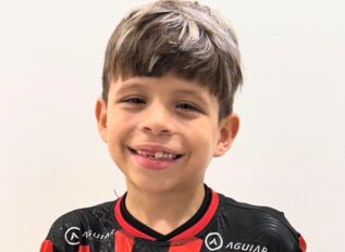 Irmãos sonham juntos e minicraque descobre o futebol se divertindo no Maranhão