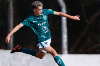 Volante com boa chegada ao ataque, Cauã Rabelo inicia trajetória no Guarani